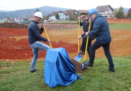 TEMELJNI KAMEN DOMA ZAŠČITE IN REŠEVANJA Z MEDGENERACIJSKIM CENTROM RAKEK 22 FOTO LJUBO VUKELIČ